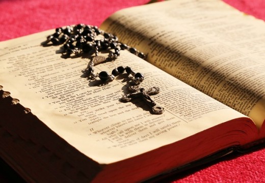 Les groupes de prière utilisent régulièrement une bible et pour les rencontres bibliques